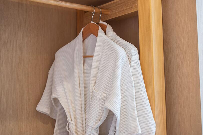 Auf Platz drei des Rankings hat es der Kleiderbügel geschafft. Frei nach dem Motto "kann man immer brauchen" packen ihn wohl viele Gäste gleich zusammen mit dem Hemd ein. Dass sein Fehlen zudem nicht unbedingt gleich auffällt und das Hotel sich bei dem Wert des Gegenstands eher nicht die Mühe macht, den Schaden in Rechnung zu stellen, könnte ein zusätzlicher Beweggrund sein. Auf Platz drei des Rankings hat es der Kleiderbügel geschafft. Frei nach dem Motto "kann man immer brauchen" packen ihn wohl viele Gäste gleich zusammen mit dem Hemd ein. Dass sein Fehlen zudem nicht unbedingt gleich auffällt und das Hotel sich bei dem Wert des Gegenstands eher nicht die Mühe macht, den Schaden in Rechnung zu stellen, könnte ein zusätzlicher Beweggrund sein.