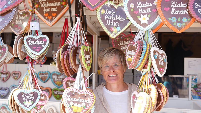 Bettina Bernard erlebt an ihrem Herzerl-Stand viele herzige Geschichten. Der Dauerbrenner unter den Lebkuchenherzen ist immer noch das mit der Aufschrift "Ich liebe dich". Aber auch Lausdeandl und Deifi stehen hoch im Kurs. Bettina Bernard erlebt an ihrem Herzerl-Stand viele herzige Geschichten. Der Dauerbrenner unter den Lebkuchenherzen ist immer noch das mit der Aufschrift "Ich liebe dich". Aber auch Lausdeandl und Deifi stehen hoch im Kurs.