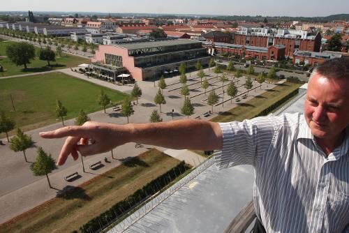 &bdquo;Da hinten sieht man die Nürnberger Burg&ldquo;: Fürths OB Thomas Jung blickt auf den neuen Stadtteil. Die alte Sporthalle wurde zum Veranstaltungs- und Marktplatz &bdquo;Grüne Halle&ldquo;.
