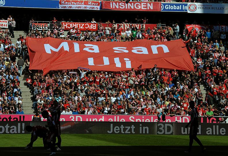 In der Allianz Arena am Sonntag: Aktionen für (wie hier in den Rängen der Gegengeraden) aber auch gegen Präsident Uli Hoeneß.