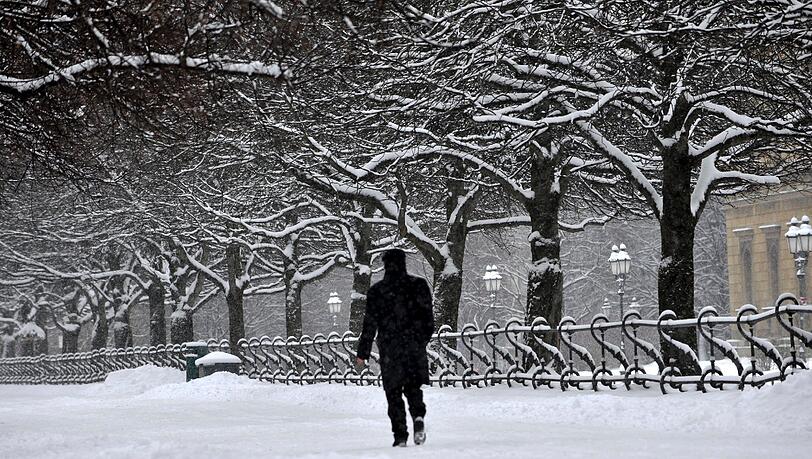 Flugausfälle, Schnee- und Glätteunfälle und erhebliche Verzögerungen im öffentlichen Nahverkehr - Schneefall hat Stadt und Land am Dienstag lahmgelegt. Flugausfälle, Schnee- und Glätteunfälle und erhebliche Verzögerungen im öffentlichen Nahverkehr - Schneefall hat Stadt und Land am Dienstag lahmgelegt.