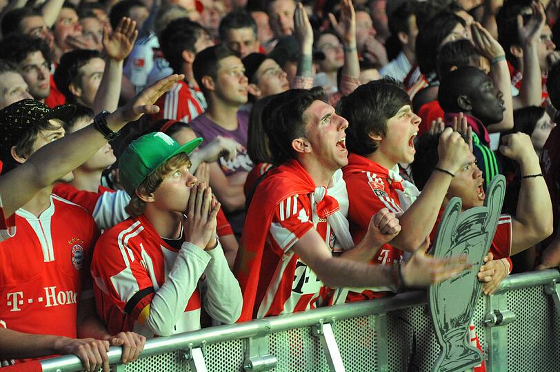 Ein Abend der emotionalen Achterbahnfahrt - mit dem brutalen Absturz aus einem ach so schönen Traum. So hofften, bangten, jubelten - und weinten die Fans des FC Bayern.