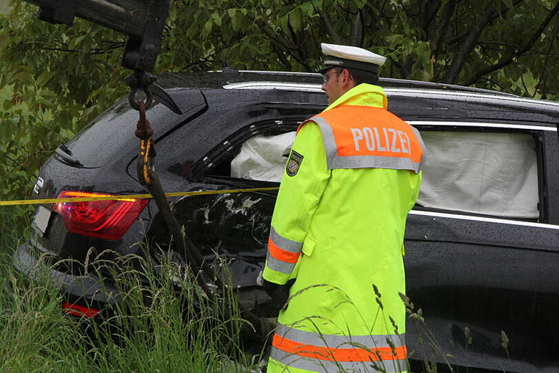 Einsatzkräfte an der Unfallstelle. An dem Audi ist ein Sachschaden von 35.000 Euro entstanden und der Fahrer ist seinen Führerschein erstmal los.