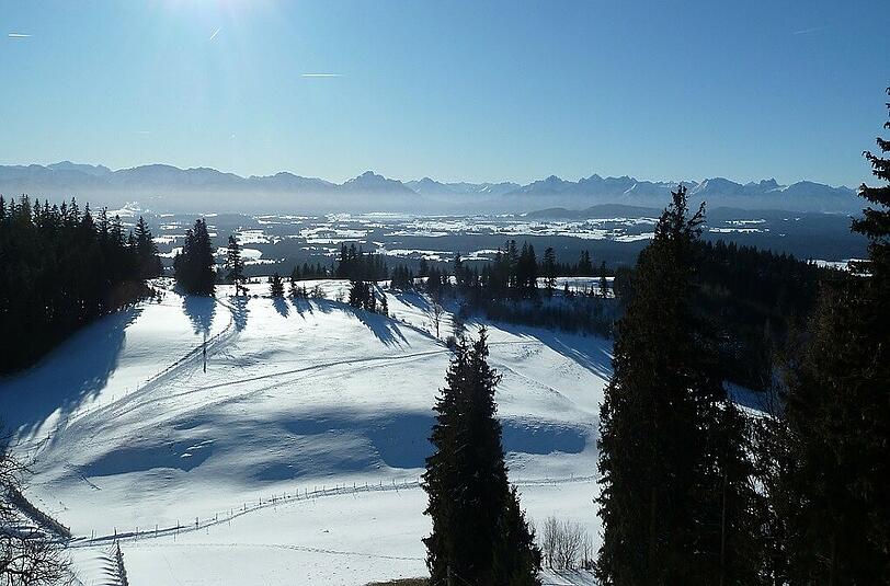 Der winterliche Auerberg mit der Alpenkette: Den alten Römer war es hier wohl zu kalt.