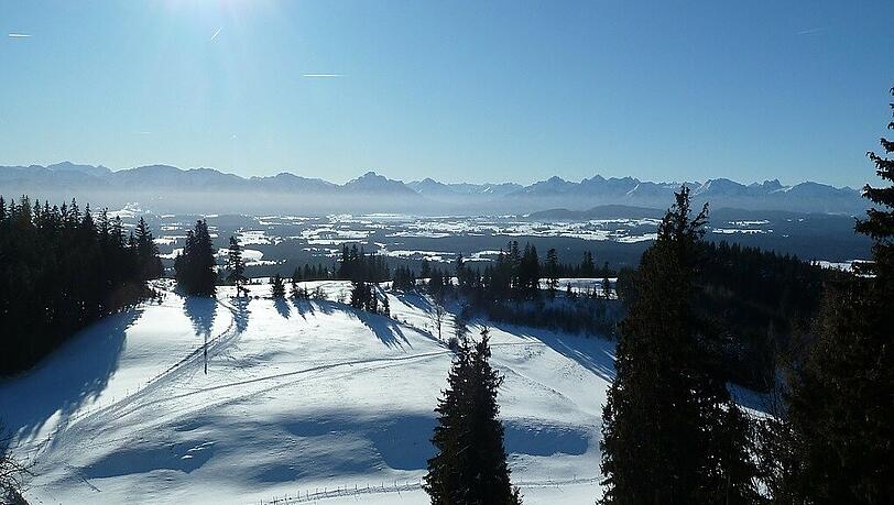 Der winterliche Auerberg mit der Alpenkette: Den alten Römer war es hier wohl zu kalt. Der winterliche Auerberg mit der Alpenkette: Den alten Römer war es hier wohl zu kalt.