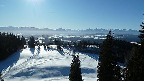 Der winterliche Auerberg mit der Alpenkette: Den alten Römer war es hier wohl zu kalt.
