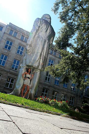 Die Sonne scheint, die Frisur sitzt, das Kleid zeigt alle Vorzüge ihrer Figur: Katrin Biller (18) hat es unter die Top 10 bei der Wahl zur Schönen Münchnerin geschafft.