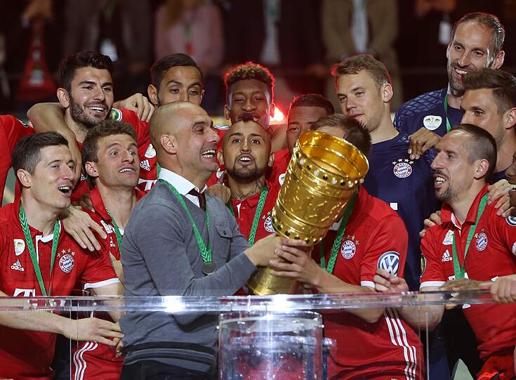 Da ist das Ding - Pep Guardiola reckt den Pokal stolz in die Höhe.