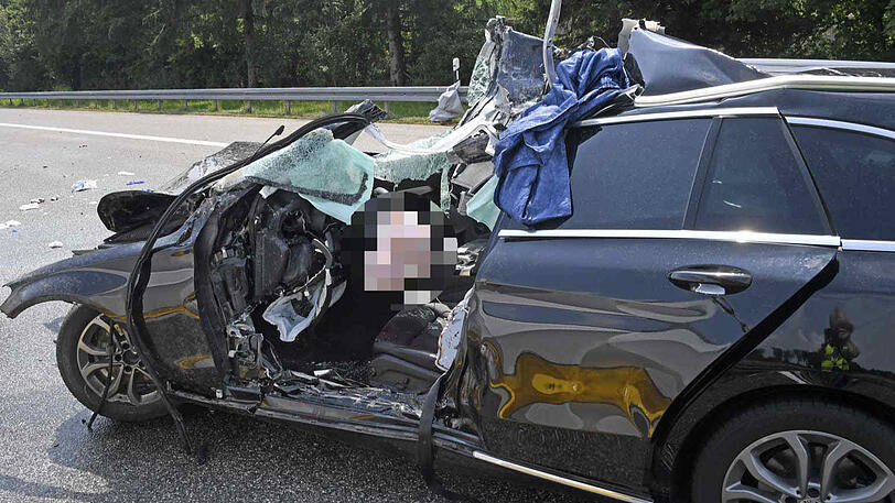 Der Mercedes wurde komplett zerstört, der Fahrer erlitt schwere Verletzungen. Die Bilder vom Unfallort auf der A95.