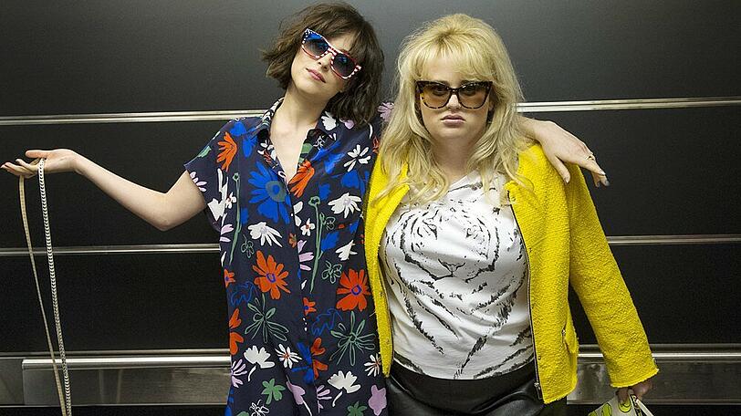 "How to Be Single": Alice (Dakota Johnson, l.) und Robin (Rebel Wilson) werden schnell gute Freunde und erobern New York