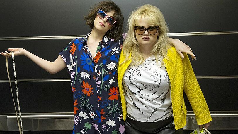 "How to Be Single": Alice (Dakota Johnson, l.) und Robin (Rebel Wilson) werden schnell gute Freunde und erobern New York "How to Be Single": Alice (Dakota Johnson, l.) und Robin (Rebel Wilson) werden schnell gute Freunde und erobern New York