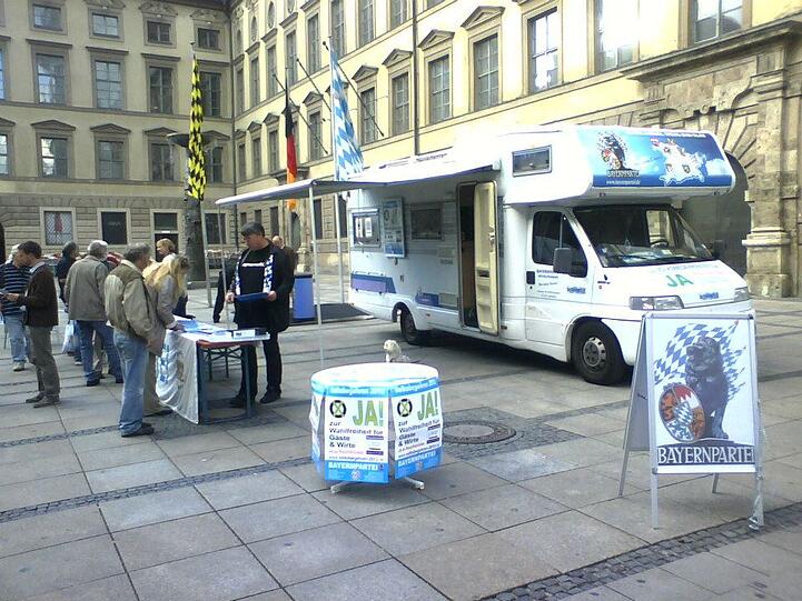 Ein Infostand der Bayernpartei in der Neuhauser Straße.