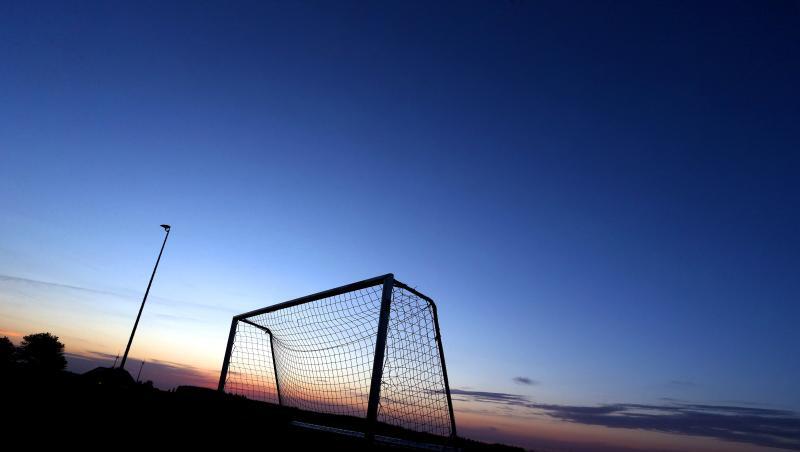 Ein Fußballtor hebt sich auf dem Sportplatz zur blauen Stunde vor dem wolkenlosem Himmel ab. Foto: Karl-Josef Hildenbrand/Archivbild Ein Fußballtor hebt sich auf dem Sportplatz zur blauen Stunde vor dem wolkenlosem Himmel ab. Foto: Karl-Josef Hildenbrand/Archivbild
