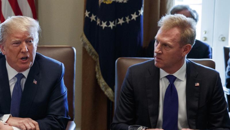Der zukünftige Verteidigungsminister Patrick Shanahan sitzt während einer Kabinettssitzung neben Donald Trump. Der zukünftige Verteidigungsminister Patrick Shanahan sitzt während einer Kabinettssitzung neben Donald Trump.