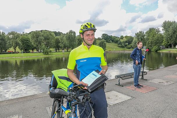 Polizeihauptkommissar Matthias Pötsch hält das Fahrtenbuch seines Dienstrades in Händen. Polizeihauptkommissar Matthias Pötsch hält das Fahrtenbuch seines Dienstrades in Händen.