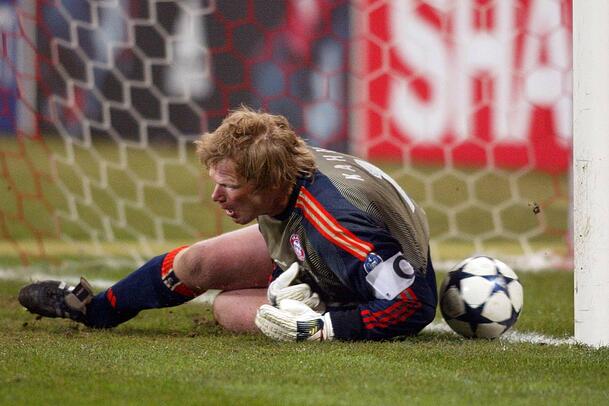 Durchgerutscht! Ausgerechnet der Titan patzt im Achtelfinale gegen Real Madrid. Danach kündigt Oliver Kahn an, das Rückspiel alleine gewinnen zu wollen. Klappt nicht!