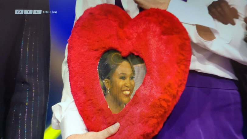Tillman Schulz versucht Motsi Mabuse mit einem Plüsch-Herz zu überzeugen. Tillman Schulz versucht Motsi Mabuse mit einem Plüsch-Herz zu überzeugen.