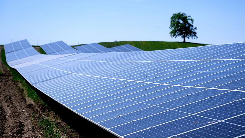 Solarparks wie dieser in der Nähe der Autobahn 95 in Bayern machen knapp ein Drittel der in Deutschland installierten Leistung aus. (Archivbild)