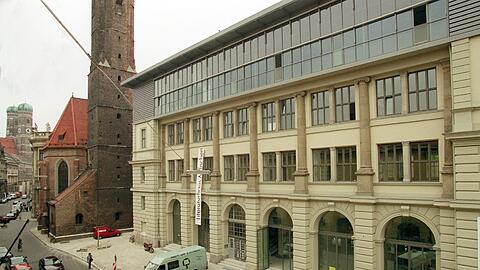 Das Literaturhaus am Salvatorplatz in München kurz vor der Eröffnung 1997. Es wurde nach den Plänen von Uwe Kiessler umgebaut und saniert.