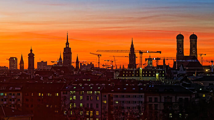 D&auml;mmerung &uuml;ber M&uuml;nchen &ndash; die immer teureren Mieten h&auml;ngen als Dauerthema &uuml;ber der Stadt. Aktuelle Zahlen zeigen, wie sich die Kosten in den letzten zehn Jahren entwickelt haben.