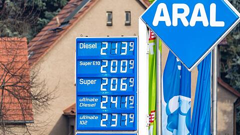 Die Spritpreise pendeln sich langsam auf einem sehr viel h&ouml;herem Niveau als vor Kriegsbeginn ein. (Archivbild)