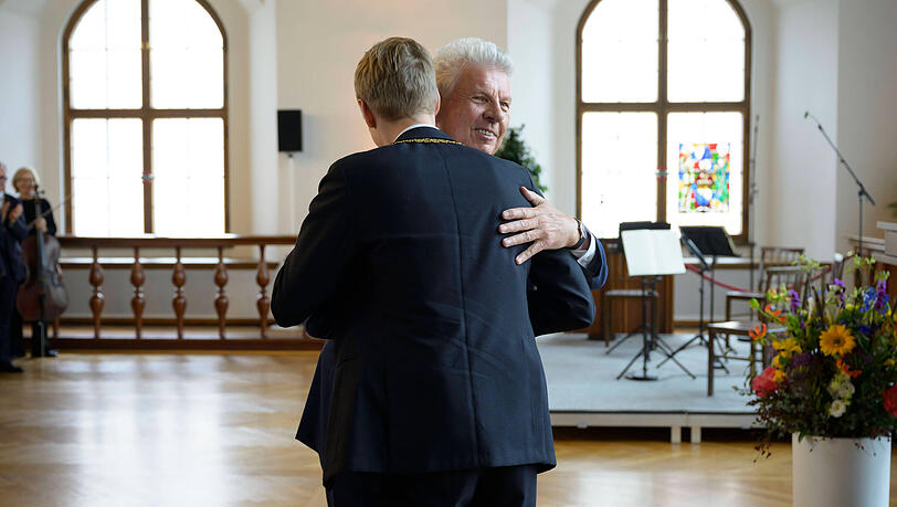 Auf den Handschlag folgte die Umarmung: Alt-OB Dieter Reiter und Neu-OB Dominik Krause.