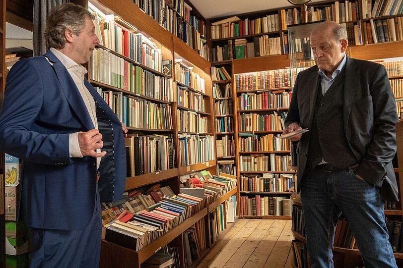 Ekki (Oliver Korittke, links) präsentiert Wilsberg (Leonard Lansink) stolz seinen neuen Anzug. Ekki (Oliver Korittke, links) präsentiert Wilsberg (Leonard Lansink) stolz seinen neuen Anzug.