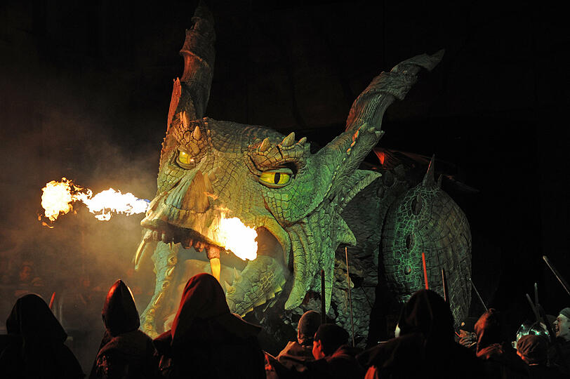 Der neue Drache spuckt während einer Probe des Volksschauspiels "Der Drachenstich". Statt das Ungeheuer bekamen die Bürger einen Porno zu sehen.