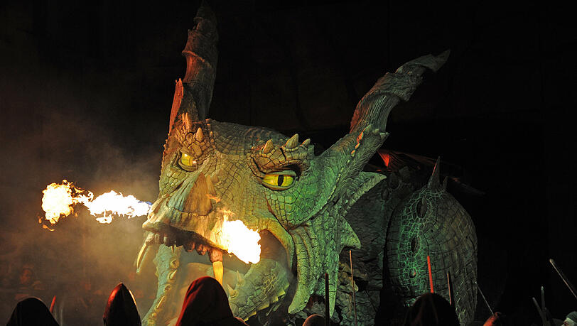 Der neue Drache spuckt während einer Probe des Volksschauspiels "Der Drachenstich". Statt das Ungeheuer bekamen die Bürger einen Porno zu sehen. Der neue Drache spuckt während einer Probe des Volksschauspiels "Der Drachenstich". Statt das Ungeheuer bekamen die Bürger einen Porno zu sehen.