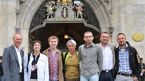 Taras (3.v.l.) in München: Der Ukrainer wird am Rathaus begrüßt.