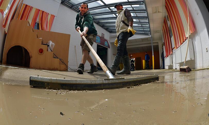 Auch in Rosenheim versuchen die Menschen ihr Hab und Gut zu retten und den Hochwasser-Dreck zu beseitigen.
