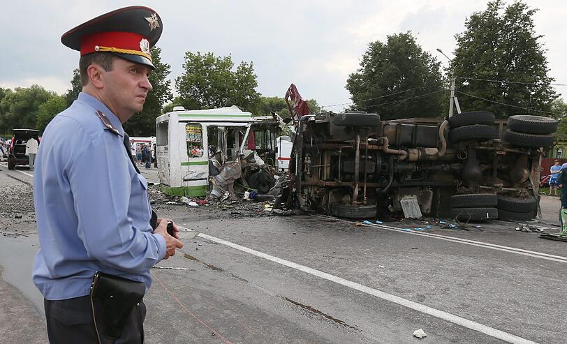 Es ist eines der schwersten Verkehrsunglück in Russland überhaupt. Die Bilder vom Unfallort.