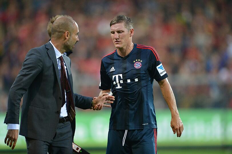 Bastian Schweinsteiger mit schmerzverzerrtem Gesicht: Der Bayern-Star wurde beim 1:1 gegen Freiburg ausgewchselt. Die Bilder.