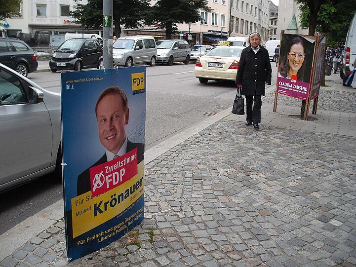 Teils beschädigt, teils überklebt, in jedem Fall unschön fürs Stadtbild: Die Plakate von Landtags- und Bundestagswahlkampf stehen und hängen noch überall herum.
