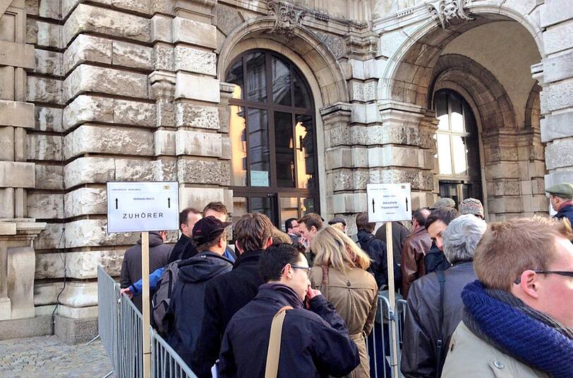 Anstehen für den Prozess gegen Uli Hoeneß: Besucher vor dem Justizpalast in München.