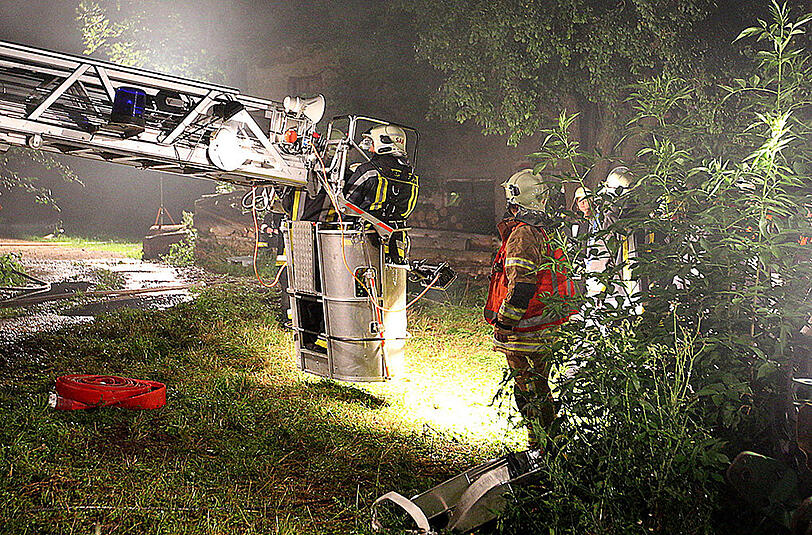 In Taching am See kam es in der Nacht auf Samstag zu einem Großbrand. Die Bilder.