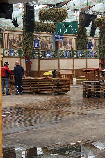 Regen und Tristesse am Tag danach: Die Bilder vom Wiesn-Abbau am Dienstagvormittag.