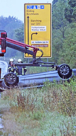 Der Mercedes hat sich überschlagen, der Fahrer flüchtete zu Fuß. Die Bilder vom Unfallort.