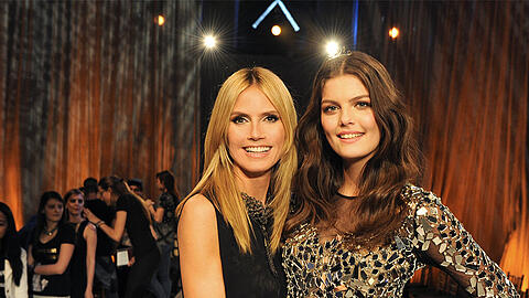 Kandidatin Vanessa Fuchs (r) und Jurorin Heidi Klum posieren am 23.05.2015 in New York nach der Aufzeichnung vom Finale der zehnten Staffel der Castingshow "Germany's Next Topmodel.