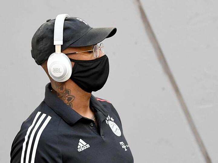 Münchens Jerome Boateng kommt mit Mundschutz ins Stadion. Foto: Sven Hoppe/dpa