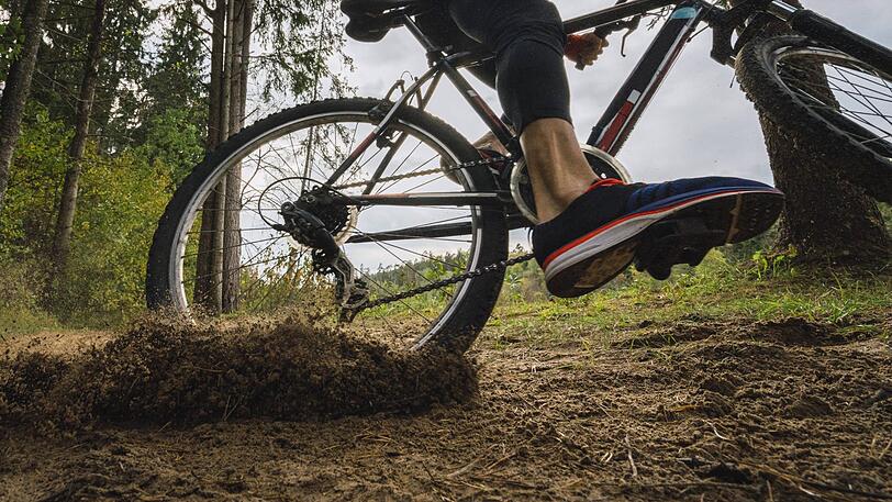 Der Mountainbiker kam bei einem Sturz ums Leben. (Symbolbild)