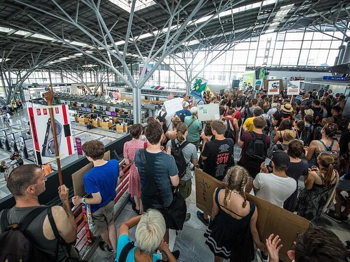 Rund 350 Personen beteiligten sich an dem Protest in der Terminalhalle. Auch regionale Klima- und Umweltgruppen waren vor Ort.