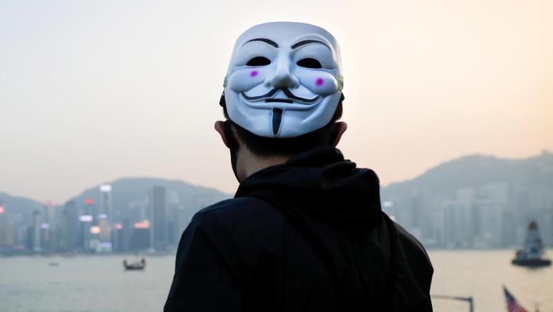 Ein prodemokratischer Demonstrant mit Guy-Fawkes-Maske beobachtet eine Kundgebung in Hongkong. Ein prodemokratischer Demonstrant mit Guy-Fawkes-Maske beobachtet eine Kundgebung in Hongkong.