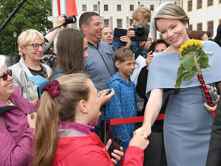Königin Mathilde von Belgien begrüßt Schaulustige vor dem Schloss Friedenstein.