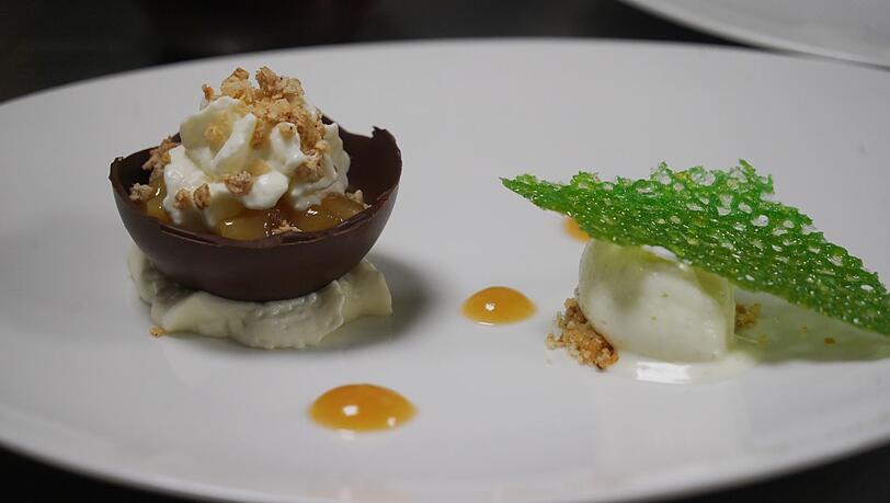 Fünfter Gang: Eingelegte Birne in Zartbitterschokolade mit Honig-Sauerrahm-Eis und Müsli-Crumble Fünfter Gang: Eingelegte Birne in Zartbitterschokolade mit Honig-Sauerrahm-Eis und Müsli-Crumble