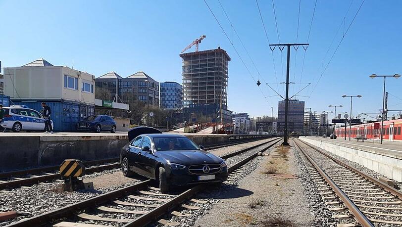 Die Bundespolizei ermittelt wegen eines gefährlichen Eingriffs in den Bahnverkehr gegen den Unfallfahrer.