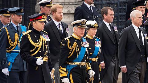 Die königliche Familie beim Abschied von Queen Elizabeth II.