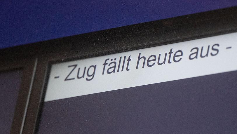 Eine Anzeige weist auf einen Zugausfall hin.