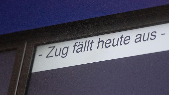Eine Anzeige weist auf einen Zugausfall hin.