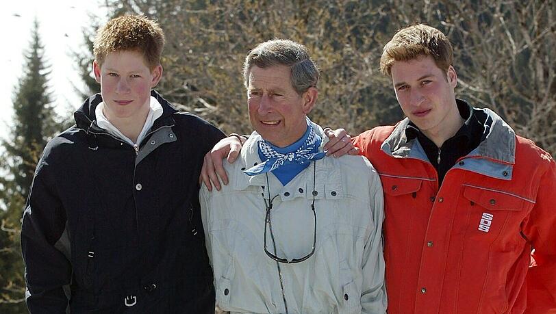 Prinz Harry mit Vater Charles und Bruder William am 29. März 2002 im Ski-Urlaub. Einen Tag später starb Queen Mum.